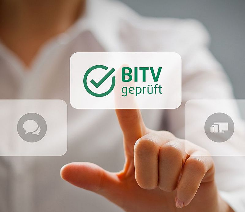 Finger aktiviert ein Button mit der Aufschrift BITV geprüft